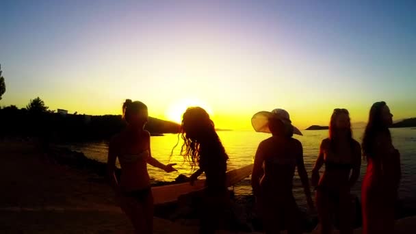 Cámara Lenta Cinco Niñas Bailando Playa Fondo Del Atardecer — Vídeo de stock