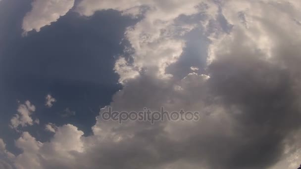 Weiße Wolken am blauen Himmel — Stockvideo