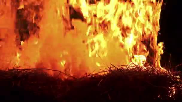 Огненная солома — стоковое видео
