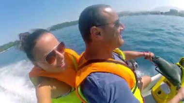 Jetski waverunners selfie baba ve kızı Hd stok video motorlu bir tekne sürme hızlı eğleniyor