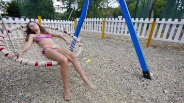 Mayo plaj salıncakta eğleniyor genç kız görünümünü