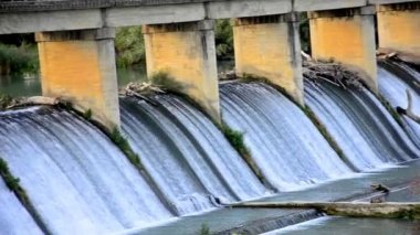 Kaynak taşkın suyu üzerinde Barajı Hidroelektrik Santrali akan.