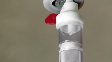 Tuzlu çözüm damla düşen yakın çekim