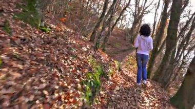 ağır çekim gündüz, sonbahar ahşap kadın Runner