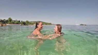 Su altında denizde dalış laguna Güzellik genç kadın yüzme ve sahip eğlenceli. Oyun oyun boğulma. Ağır çekim video görüntüleri Hd 1080p