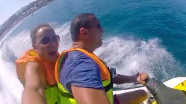 Baba ve kızı jet ski üzerinde sürme 