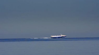 Karanlık hava, yüzey dalgalar deniz üzerinde yelken hızlı sürat teknesi 