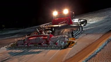 4 k büyük kar temizleme aracı üzerinde beyaz ratrac Yarışması'nda gece skislope hazırlar. UHD stok video