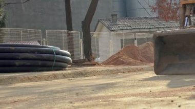 Yol inşaatında yakın çekim yükleyici kazıcı