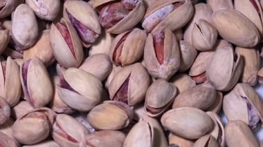 4k dönen tuzlu iştah açıcı Antepfıstığı kavrulmuş. UHD stok video