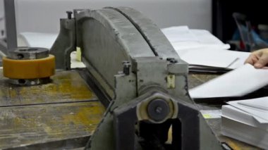 Baskı tesisi işçi el ile broşür üretimi