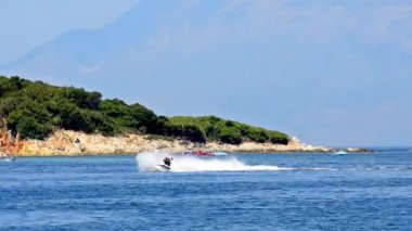 Dostum sürücüsünde jet ski tehlikeli deniz suları. Eğleniyor adam bir jet ski üzerinde zevk.