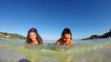 zaman atlamalı kız mayo su turkuaz dinlendirici olarak