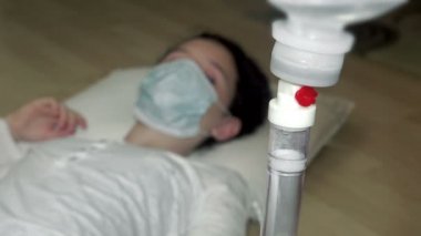4 k intravenöz tuzlu damla çocuk hasta yüzü odak dışı. UHD stok video