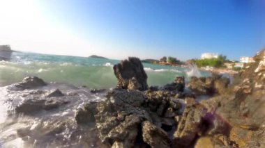 Ağır çekim günbatımı arka plan üzerinde deniz buzlu çökmesini okyanus dalgalarının