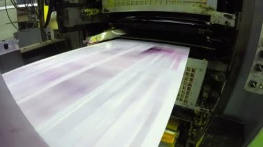 Gazeteler fabrika yazdırma satırda, baskı mekanizması taze haddeleme kağıtları yazmış.