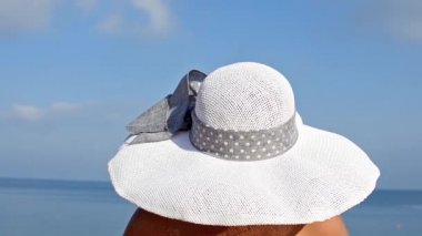 Beach tatil sırasında şapkalı kız