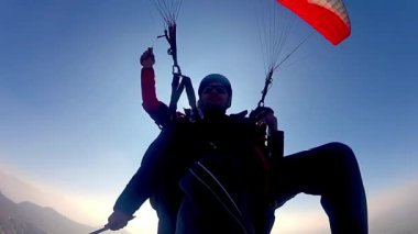 Pirlepe, Makedonya - Şubat, 2017 yaklaşık: yamaç paraşütü gündüz Dağları üzerinde