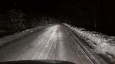 Karda dağ yolu geceleri kaplı
