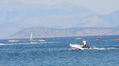 Turistler eğleniyor Yunanistan muz tekne görüntüleri