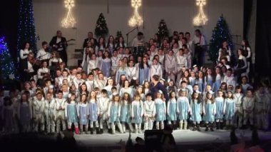Makedonya, Koçani - 18 Aralık 2014: Orkestra şefi, müzisyenler ve koro üzerinde geleneksel yeni yıl konseri  