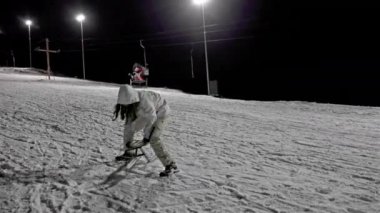 4k çocuk halletme kar ve oyun, kaza gece Sledging kış kar üzerinde iken. UHD steadycam stok video