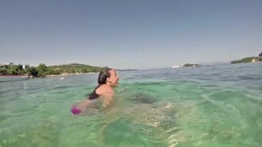 Su altında denizde dalış laguna Güzellik genç kadın yüzme ve sahip eğlenceli. Oyun oyun boğulma. Ağır çekim video görüntüleri Hd 1080p