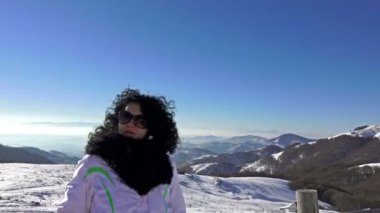 kamera karşı karşıya ve kış günü zevk 4 k mutlu kadın. kar manzara, yüksek dağ tepe, uhd steadycam stok video