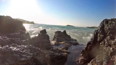 Ağır çekim günbatımı arka plan üzerinde deniz buzlu çökmesini okyanus dalgalarının