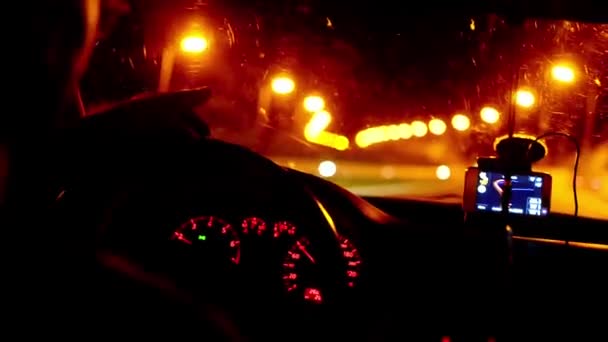 Чоловік Водить Машину Вночі Освітленою Панеллю Приладів Навігацією — стокове відео