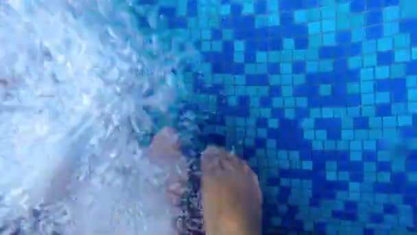 Summer Legs Refreshment Pool Uhd Stock Video — Stock Video