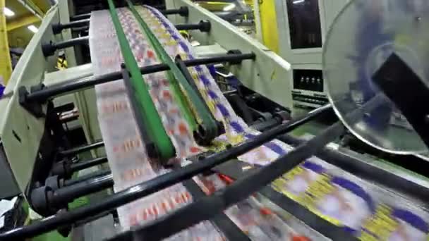 Jornais se movem ao longo da linha de montagem — Vídeo de Stock