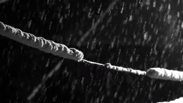 Copos de nieve cayendo sobre cables — Vídeos de Stock
