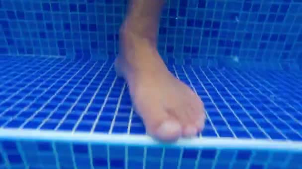 Sommer Beine Erfrischung Fuß Pool Uhd Stock Video — Stockvideo