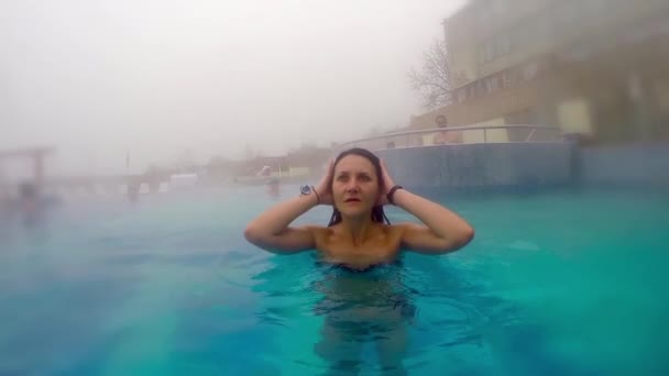 Pohled Ženu Relaxační Lázně Termální Bazén — Stock video
