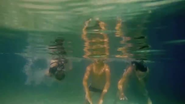 Genç Arkadaşlar Bir Denizde Kamera Sualtı Üfleme Kisses Birlikte Eğleniyor — Stok video