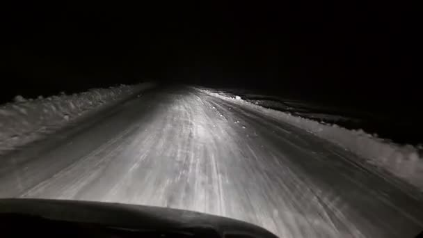 雪が降った山の道路で車を運転 — ストック動画