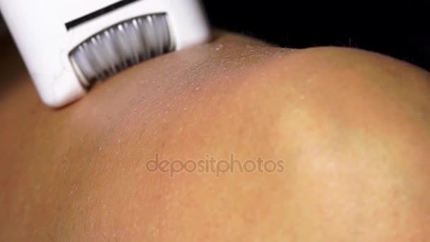 Frau rasiert sich die Beine — Stockvideo