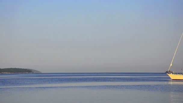 Velero Mar Horizonte Con Reflejo Del Amanecer — Vídeos de Stock