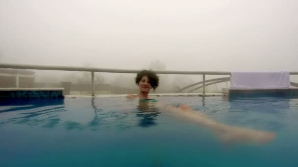 Time Lapse Donna Rilassante Nella Piscina Termale Termale — Video Stock