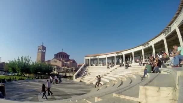 塞萨洛尼基 2011年10月14日 游客在塞萨洛尼基地中海大同购物中心休息和用餐的时间间隔在圆形剧场楼梯上 — 图库视频影像