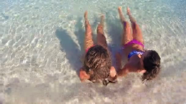 Time Lapse Ragazze Costume Bagno Rilassante Acqua Turchese — Video Stock