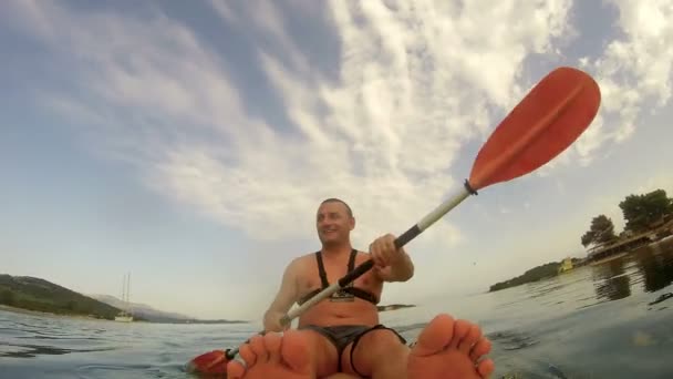 Днем Человек Плавает Каяке Открытой Воде — стоковое видео