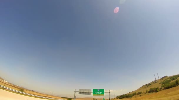 Guidare Sull Autostrada Interstatale Con Cartello Uscita Della Città Huston — Video Stock