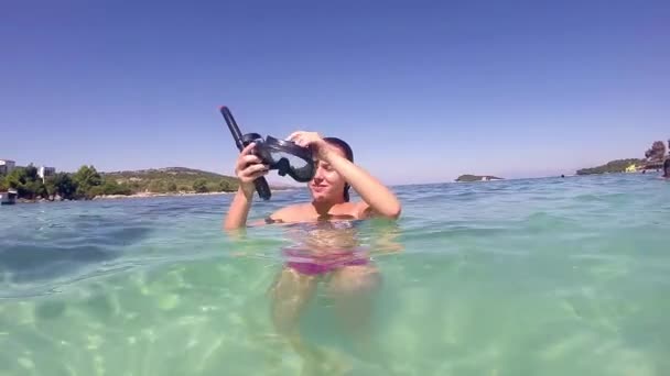 Menina Bonita Prepara Máscara Snorkeling Para Mergulho — Vídeo de Stock