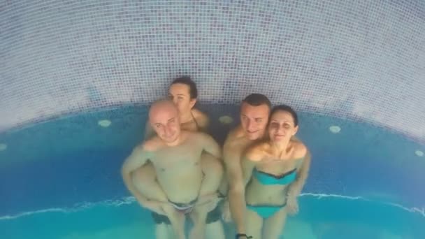 Vier Freunde Wellness Pool — Stockvideo