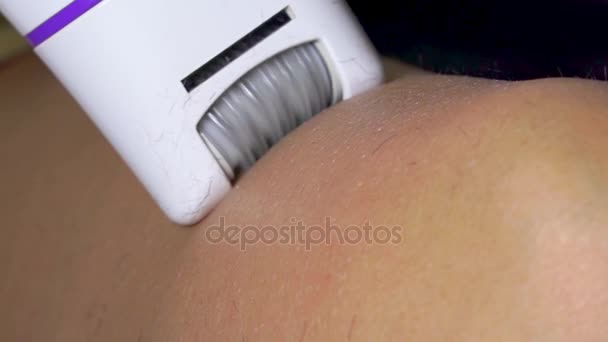Frau rasiert sich die Beine — Stockvideo