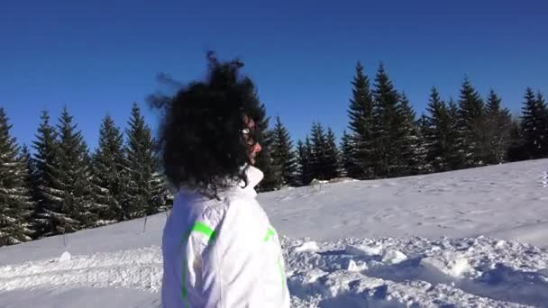 Femme Courant Sur Neige Pendant Saison Hivernale — Video