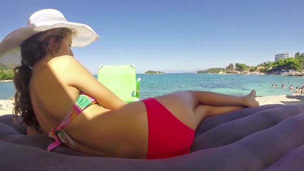 Молодая Женщина Читает Книгу Пляже Время Летних Каникул — стоковое видео