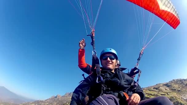 Tandem Parachute Vliegen Overdag — Stockvideo